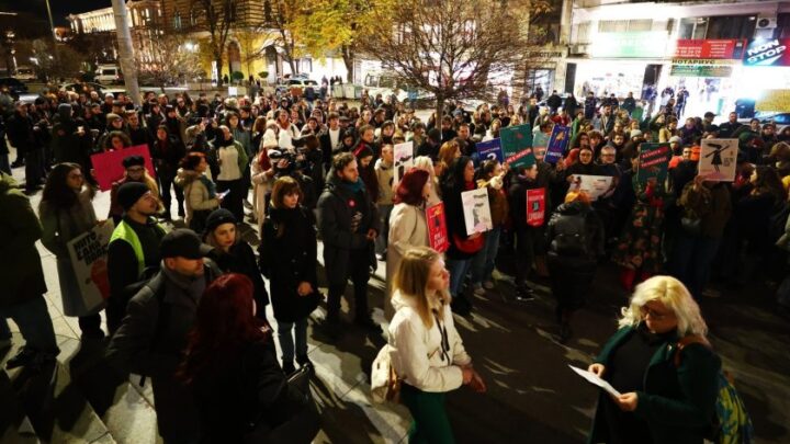 „Нито една повече“: Протест блокира движението пред Съдебната палата в София в Деня за елиминиране на насилието над жените