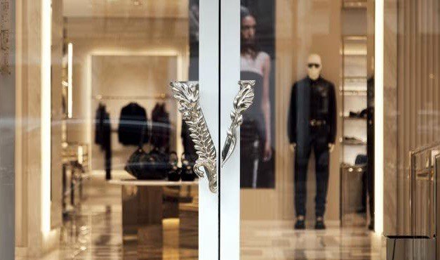 Prada финализира придобиването на Versace за 1,3 млрд. евро след години преговори