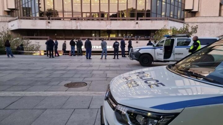Борба за живота на 14-годишно момче след падане от НДК в