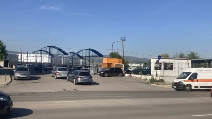 Протест зад затворени врати: Служител се барикадира в гараж „Земляне“ заради условията на труд