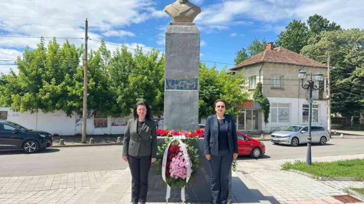 Община Козлодуй и жителите на града отдадоха почит към паметта на Христо Ботев и героите, дали живота си за свободата на България (ВИДЕО)