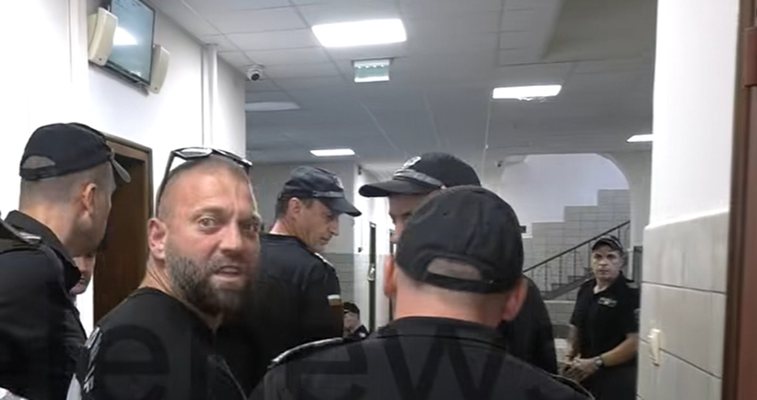 (ВИДЕО) Съдът остави Стоян Колев в ареста: “Аз съм Ахил! В затвора ще ги потроша!”