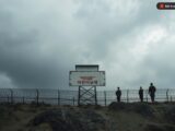 Севернокорейска гранична ограда и войници край демаркационната линия (илюстративно, генерирано с изкуствен интелект — не е реална снимка от инцидента)