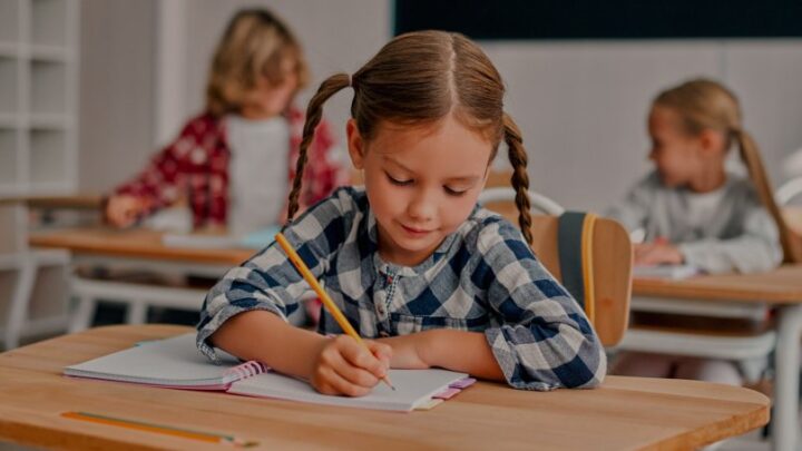 PISA 2025: Българските ученици с рекордно слаб резултат по четене, близо 60% не прилагат знанията си в живота