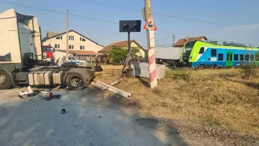 Влак се сблъска с тежкотоварен камион край Враца, спряно е движението между Враца и Бели Извор
