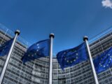 Флагове на Европейския съюз пред сградата на Европейската комисия в Брюксел