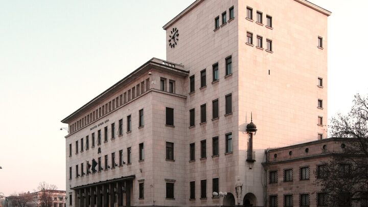 Fitch вдигна перспективата на България, но предупреди: инфлацията и дефицитите остават риск