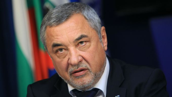 (СНИМКИ) От СКАТ до „Прогресивна България“: Валери Симеонов “раздава” предизборни плакати в Ихтиман за Йотова?