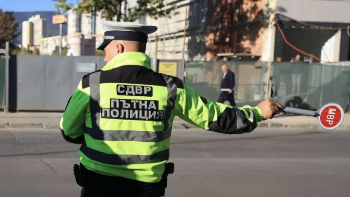 Телефонът зад волана носи 8 контролни точки: Пътна полиция засилва проверките за колани и деца