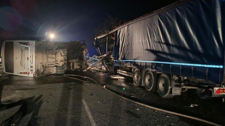 Челен сблъсък между автобус и камион край Пазарджик: Двама загинали