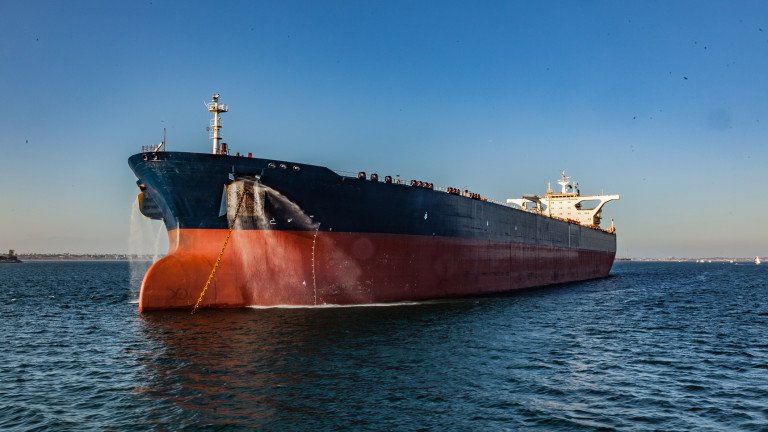 Танкер с 40 000 тона руски дизел пътува към Ню Йорк след промяна в санкциите