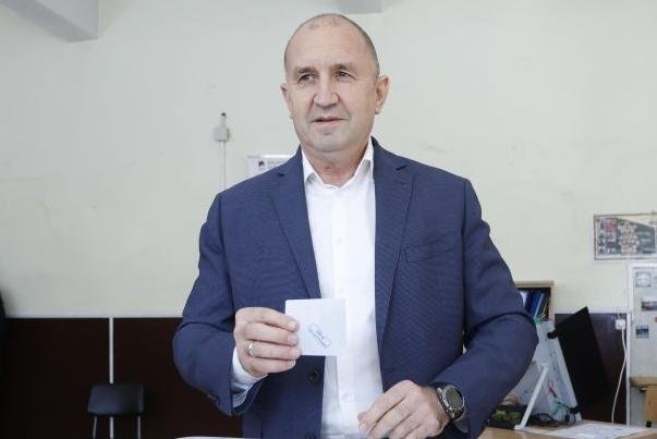 Румен Радев гласува и обвини „калната кампания“ за ниската избирателна активност
