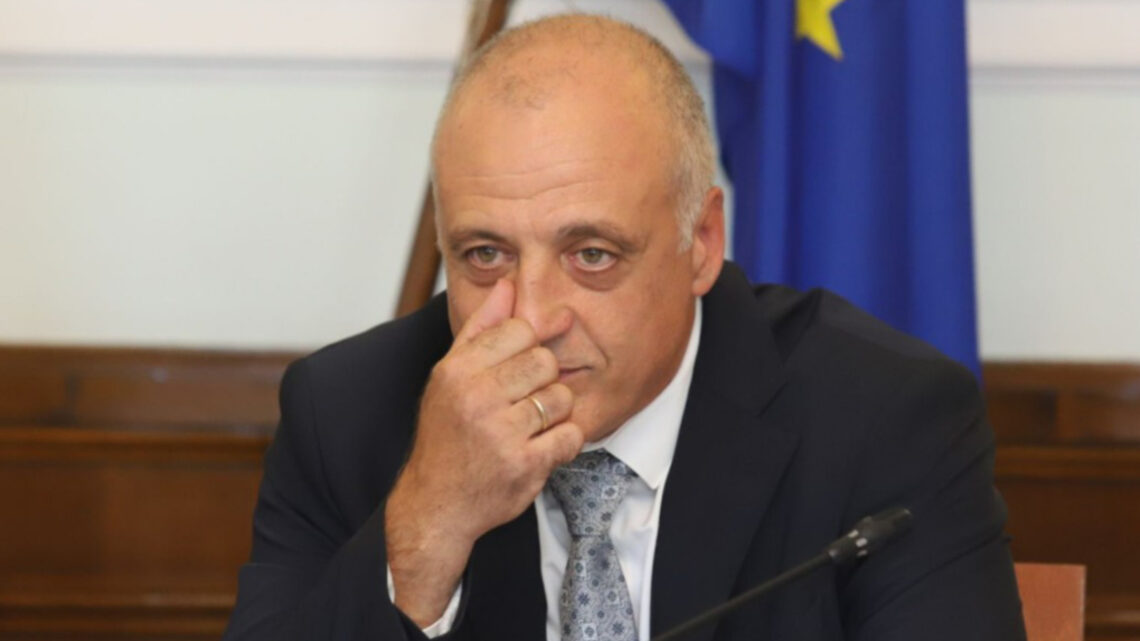 Генерал Емил Тонев подаде оставка. А колко политици биха имали смелостта да го направят?