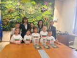 Кметът на Козлодуй Маринела Николова с децата от SmartyKids – Козлодуй и техните отличия по ментална аритметика